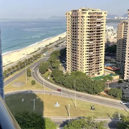 Na orla da praia da Barra da Tijuca, Rio de Janeiro-3